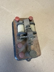 Antique Vintage Telegraph J H Bunnell 150 Ohm on Oak Cast Iron Base #20 - Imagen 1 de 10