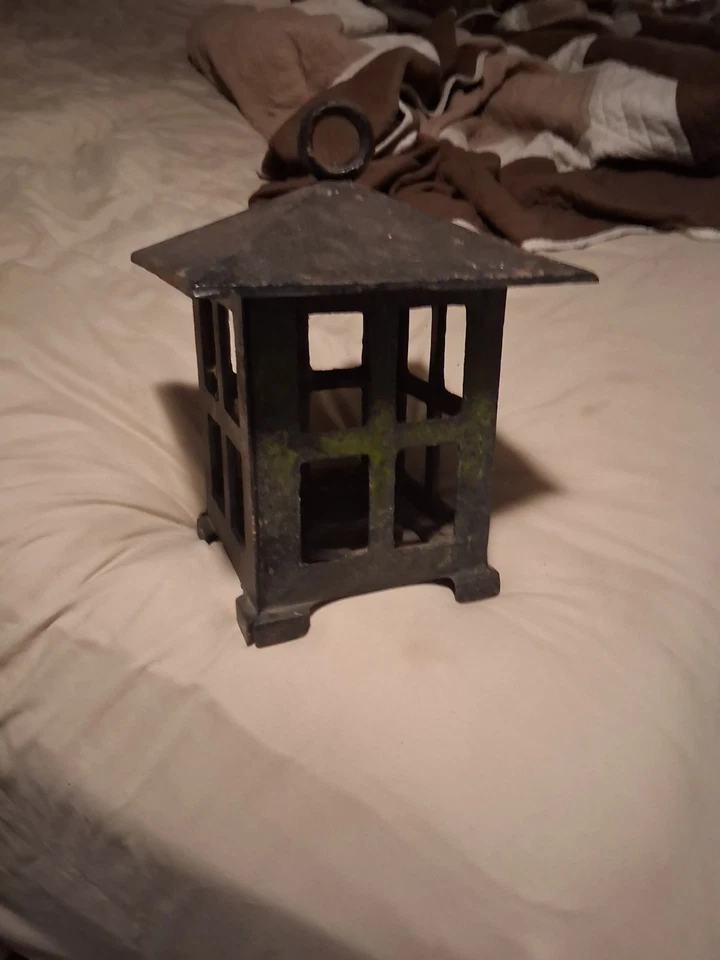 Linterna de jardín de hierro fundido estilo japonés de colección pagoda hoja de uva lámpara pátina oxidada Foto 1 de 4