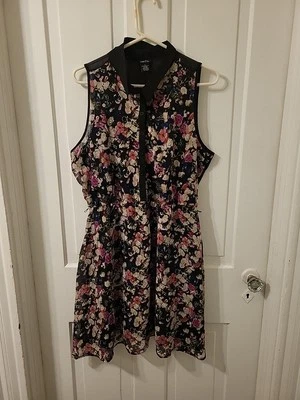 Vestido camisero floral negro RUE 21 para mujer XL cintura elástica sin mangas con botones Foto 1 de 4