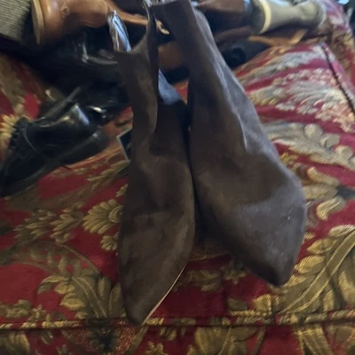 Botines de gamuza gris carbón Tahari, talla 7,5 Foto 1 de 4