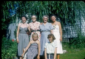 7 diapositive 35mm vintage anni 50 60 famiglia uomo donna ragazze giardino natale bambina rosa - Foto 1 di 7