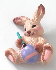 Vintage Punze Ostermalerei Eier Ei braun Hase Kaninchen Kunststoff Pin Brosche - Bild 1 von 3