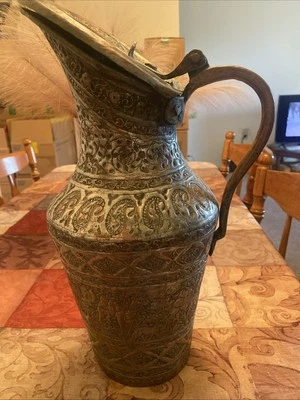 Antiguo Ewer de latón o bronce de Oriente Medio - Grabado a mano -/Siglo XVII Foto 1 de 4