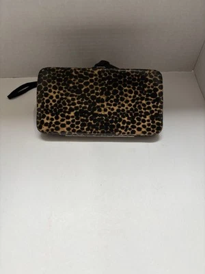 Cartera rígida compacta pequeña con estampado de animales de leopardo  Foto 1 de 4