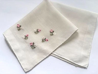 DE COLECCIÓN HANKY BORDADO ROSA BEBÉ ROSEBUDS EN ALGODÓN BLANCO BORDES ENROLLADOS A MANO Foto 1 de 3