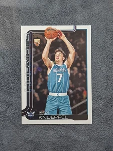 Kon Knueppel #204 2025-26 Topps Baloncesto RC Base Charlotte Hornets  - Imagen 1 de 2