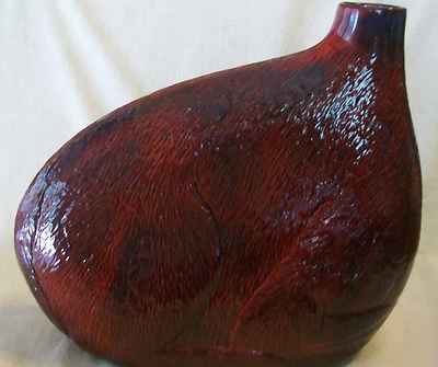 VASO DE VIDRO VERMELHO SOPRADO À MÃO EXCLUSIVO COM VEADOS NAS LATERAIS - Imagem 1 de 4