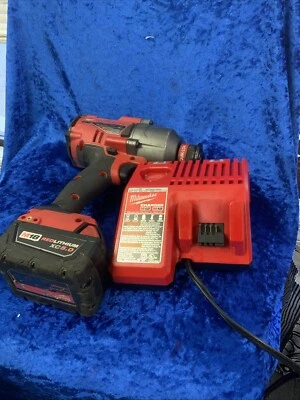 Milwaukee M18 Combustible Alto Par 7/16" Llave de Impacto Bloqueo Rápido con Batería 5.0 Foto 1 de 3
