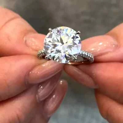 Anillo de compromiso pavé de 3 filas de moissanita de corte redondo de 4,75 TCW enchapado en oro blanco de 14 K Foto 1 de 4