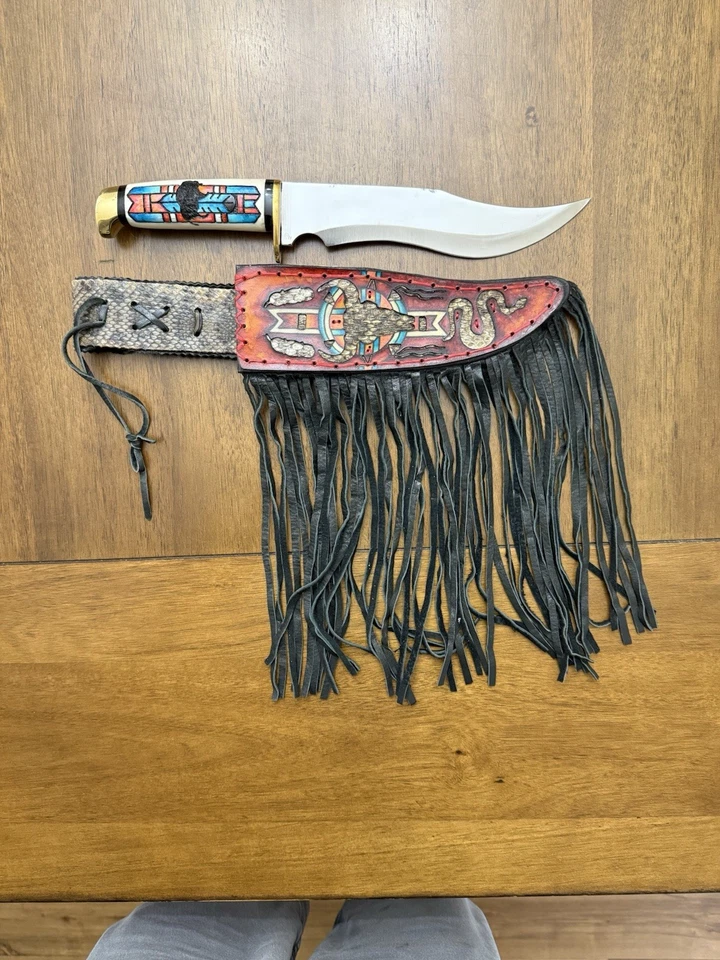 Cuchillo nativo hecho a mano con serpiente de cascabel y funda de cuero. Trabajo increíble  Foto 1 de 4