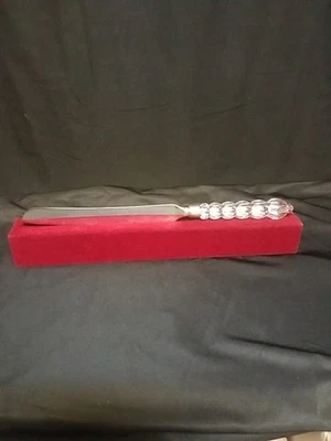 Cuchillo para pasteles Mikasa Rousseau, plateado con mango de vidrio, 14" L, con caja de almacenamiento Foto 1 de 4