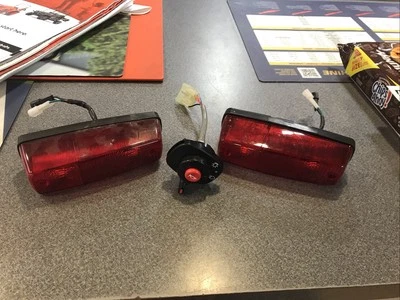 Kit de lámpara trasera e interruptor combinado Kubota (RTV -X1100, RTV-1100) Foto 1 de 4