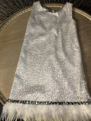 Vestido de fiesta de plumas blanco adornado con lentejuelas talla 14 $230 ZOE LTD para niñas. Usado 1X Foto 1 de 4