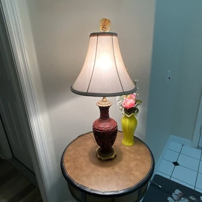 Lámpara jarrón de laca de cinabrio chino vintage base de latón acabado de ágata tallada a mano Foto 1 de 4