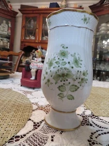 HOLLOHAZA Hungría, jarrón de porcelana blanca de 7 pulgadas, excelente estado - Imagen 1 de 7