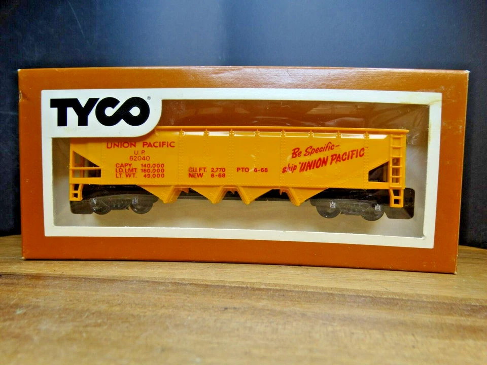 TYCO HO Scale 40' Union Pacific U.P. 62040 Hobby Model Railroad Quad Hopper - Image 1 of 4