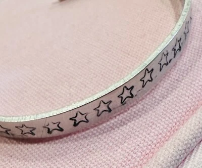 手工冲压可调节铝制手链带星星主题 — 第 1/2 张图片