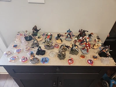 Лот товаров Disney Infinity: 21 фигурка, 22 силовых диска и 5 хрустальных миров - Изображение 1 из 4