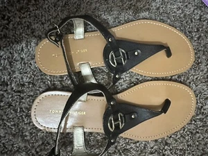 Tommy Hilfiger Black Emmiely Thong Sandals Size 8.5 - Picture 1 of 4