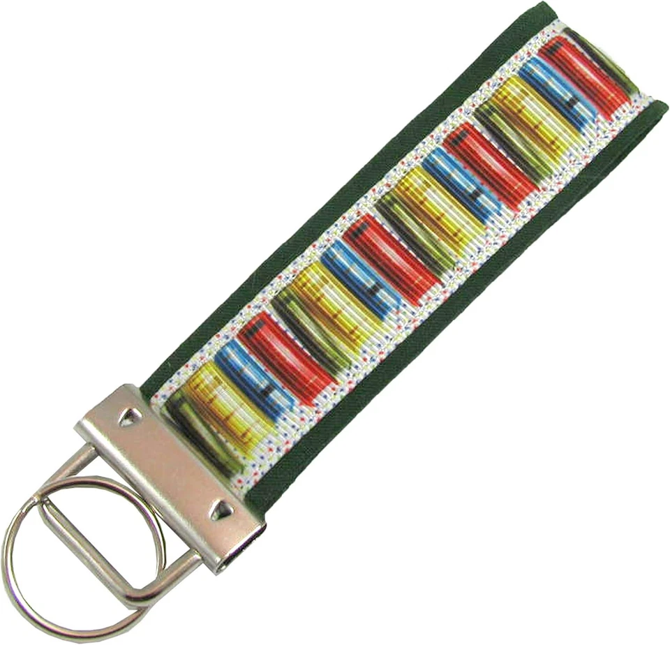 Llavero de libros, llavero de lector, llavero de bibliotecario de tela sobre fondo verde Foto 1 de 1