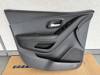 Painel interno da porta do motorista dianteiro Chevrolet Trax 2019 (18-21) com interruptor mestre fabricante de equipamento original - Imagem 1 de 4