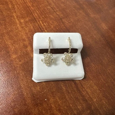 Pendiente de diamantes con gota floral, 0,55 quilates, flor Huggie, oro amarillo de 14 k Foto 1 de 4