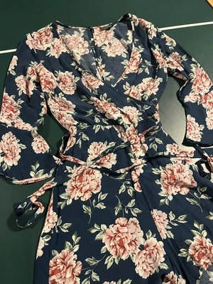 Women’s Topshop Floral Print Tie Long Sleeve Romper Shorts Sz 2 V Neck All Over - image 1 of 4