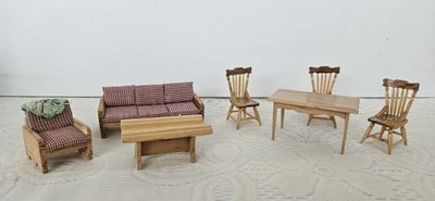 Lote De Colección Casa De Muñecas Muebles Miniatura Sofá, Silla, Mesa y Sillas. Lote de 7.  Foto 1 de 4