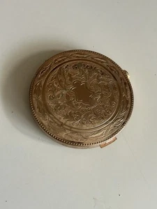 Vintage Swiss Twist Compact Etched Ornate Gold Switzerland Elizabeth Arden - Picture 1 of 3