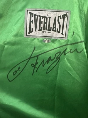 🥊 Халат с автографом Джо Фрейзера из Everlast — двойная аутентификация (Beckett & Steiner) - Изображение 1 из 4