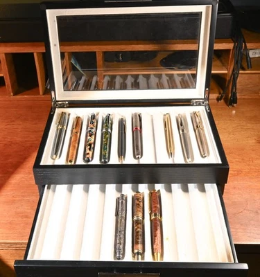 VITRINA DE ALMACENAMIENTO DE BOLÍGRAFOS DE MADERA DE 2 CAPAS DE 20 RANURAS NEGRA - ¡CON BOLÍGRAFOS VINTAGE!!! Foto 1 de 4