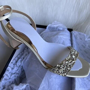 Sandalia Badgley Mischka Tacón Marsha Marfil Satinado Para Mujer 10 Venta al por menor $250 - Imagen 1 de 5