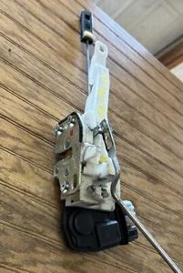 02-06 Honda CRV RF Door Latch Assembly With Actuator Used Tested Good - Picture 1 of 6