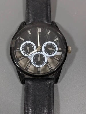 Reloj clásico con correa de cuero negro imitación cronógrafo esfera negra para hombre Foto 1 de 4