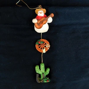 Cowboy Schneemann spielt Gitarre Weihnachtsschmuck mit hängendem Wagenrad & Kaktus - Bild 1 von 8