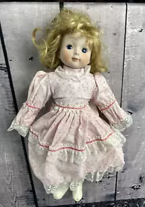 Muñeca de coleccionista Heritage de colección porcelana pintada a mano hecha en Taiwán (H20) - Imagen 1 de 15
