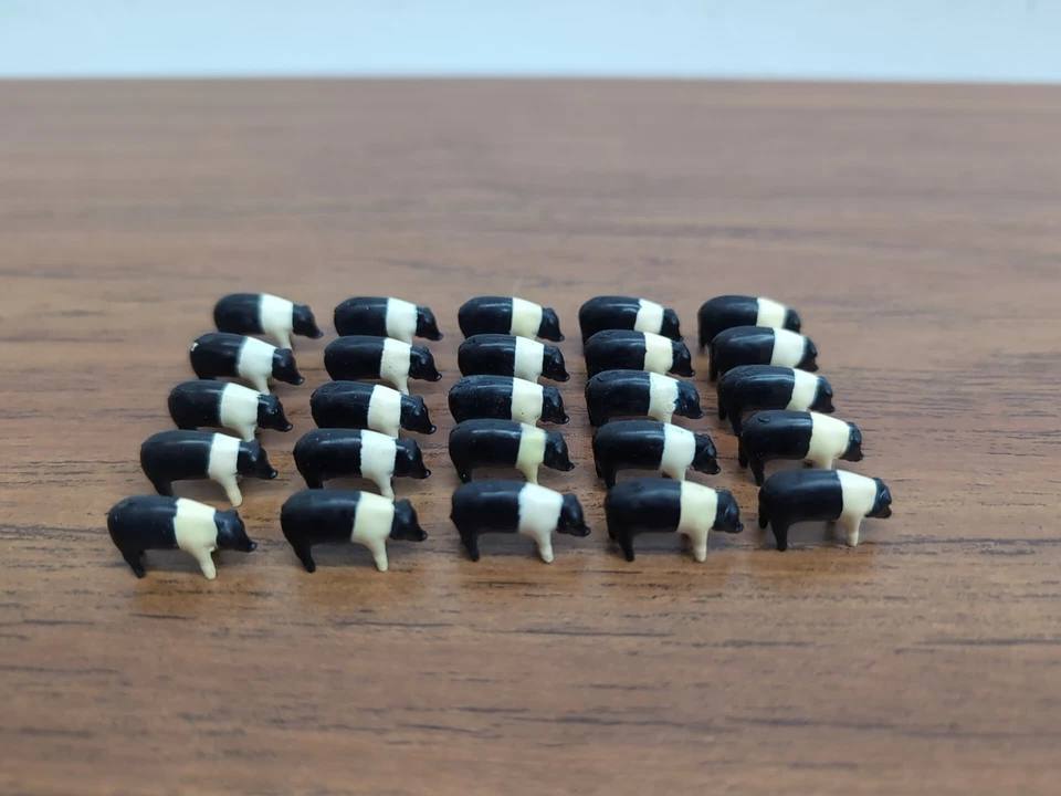 1/64 Ertl Black & white Pigs Hogs Farm Country Lot Of 25 - Image 1 of 1
