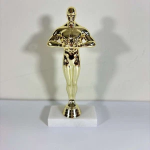 "Figura de Oro Trofeo 9"" Hombre Sosteniendo Corona Base de Mármol Ganador de Hollywood Victoria" - Imagen 1 de 7