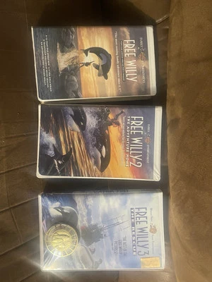 FREE WILLY 1-3 VHS Trilogy Set Bundle Lot Clamshell w/ Collectible Compass Foto 1 de 4