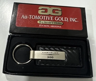 CHRYSLER 300 Llavero Cuero Negro y Metal Producto con Licencia NUEVO EN CAJA Foto 1 de 2