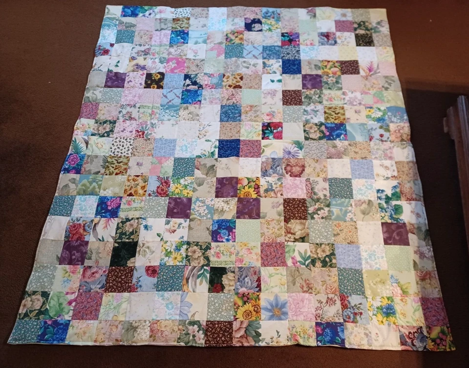 CASA DE CAMPO HERMOSA PRIMAVERA FLORES RETAZOS EDREDÓN - NUEVO Foto 1 de 1