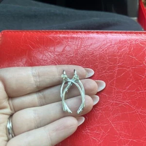 Elegant Silver wishbone pin - Picture 1 of 3
