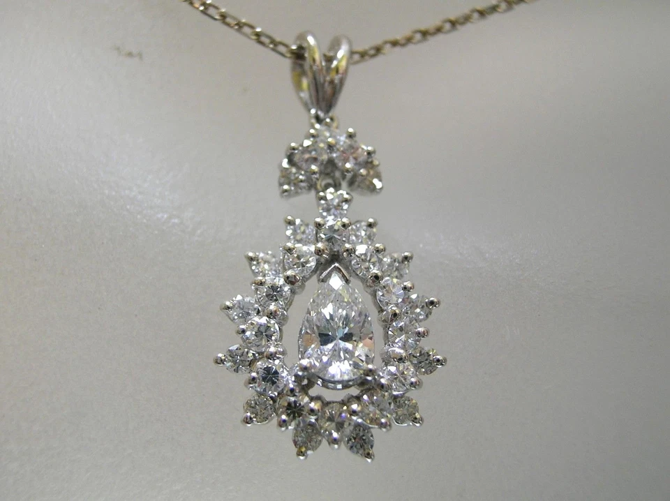 Colgante Deslizante Diamante Forma Pera Oro Blanco Diseño Racimo Diamantes 1,65 ct. Foto 1 de 1