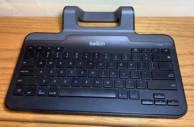 Teclado con cable Belkin modelo B2B131 con soporte para iPod con conector de 30 pines Foto 1 de 4