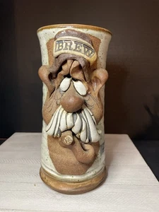 Taza de gres hecha por Mahón 1980 8,5” “BREW” cara ridícula con cigarro tiene pegatina - Imagen 1 de 10