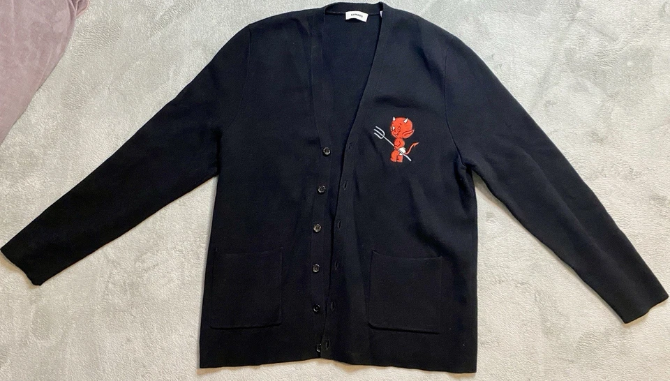 Cárdigan de Lana SANDRO Grande - Negro Bordado “Little Devil” Para Hombre Nuevo Sin Etiquetas Foto 1 de 4