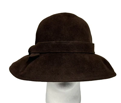 Sombrero Derby Cloche Christine A. Moore de fieltro de piel marrón con arco y ala con cable Foto 1 de 4