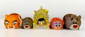Disney Tsum Tsum Il Libro della Giungla Set di 6 personaggi e supporto in vinile Mowgli Baloo - Foto 1 di 12