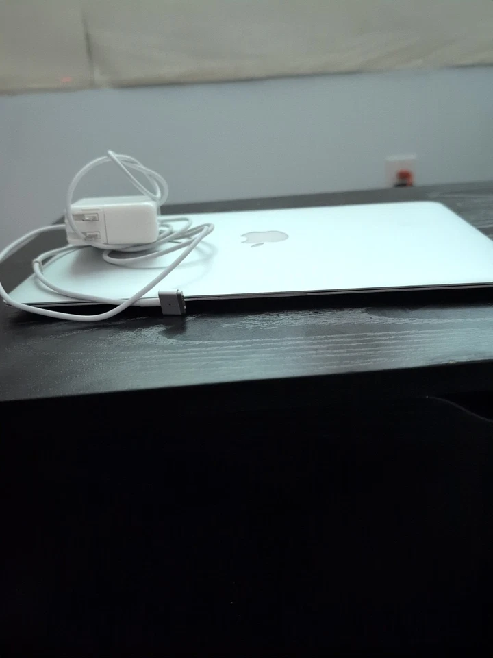 VINTAGE 2008 FIRST APPLE MACBOOK AIR 13" A1237 80GB HDD LEOPARD - Image 1 of 1