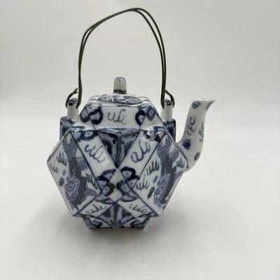 Tetera China Esmaltada Azul Y Blanco Porcelana Pintada Dragones Marca Kangxi Pequeña Foto 1 de 4